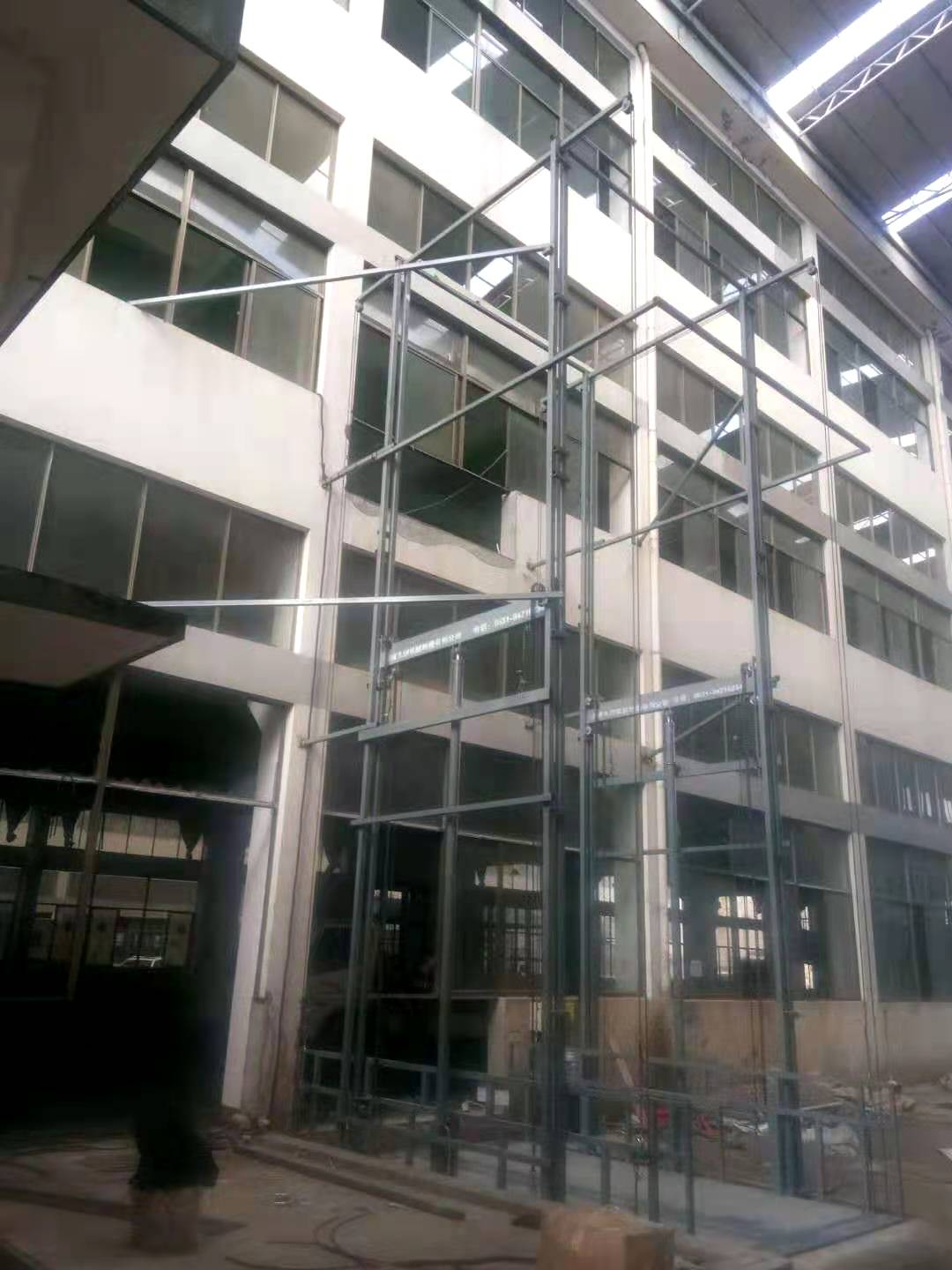 高空作業(yè)- -導(dǎo)軌式升降機(jī)升降機(jī)