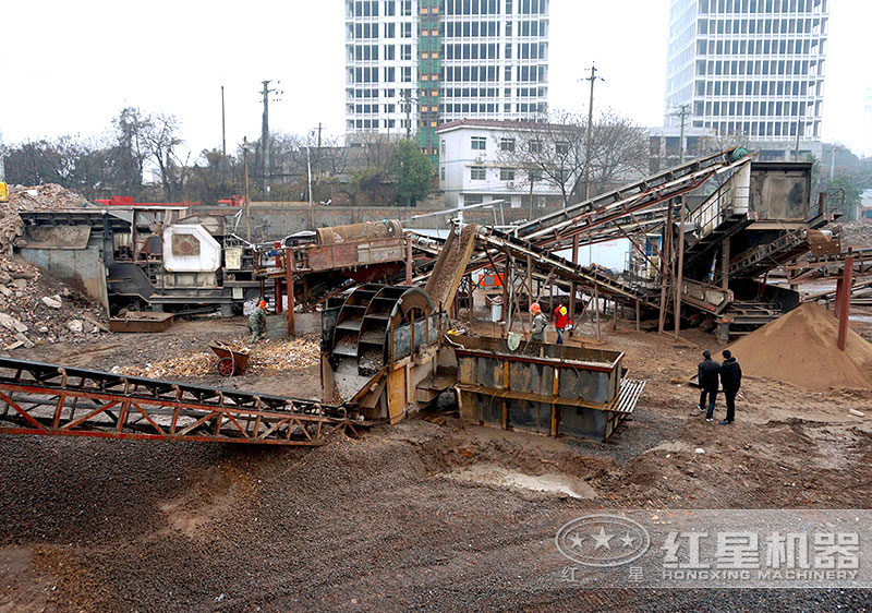 建筑垃圾制沙現(xiàn)場，配置車載制沙機(jī)